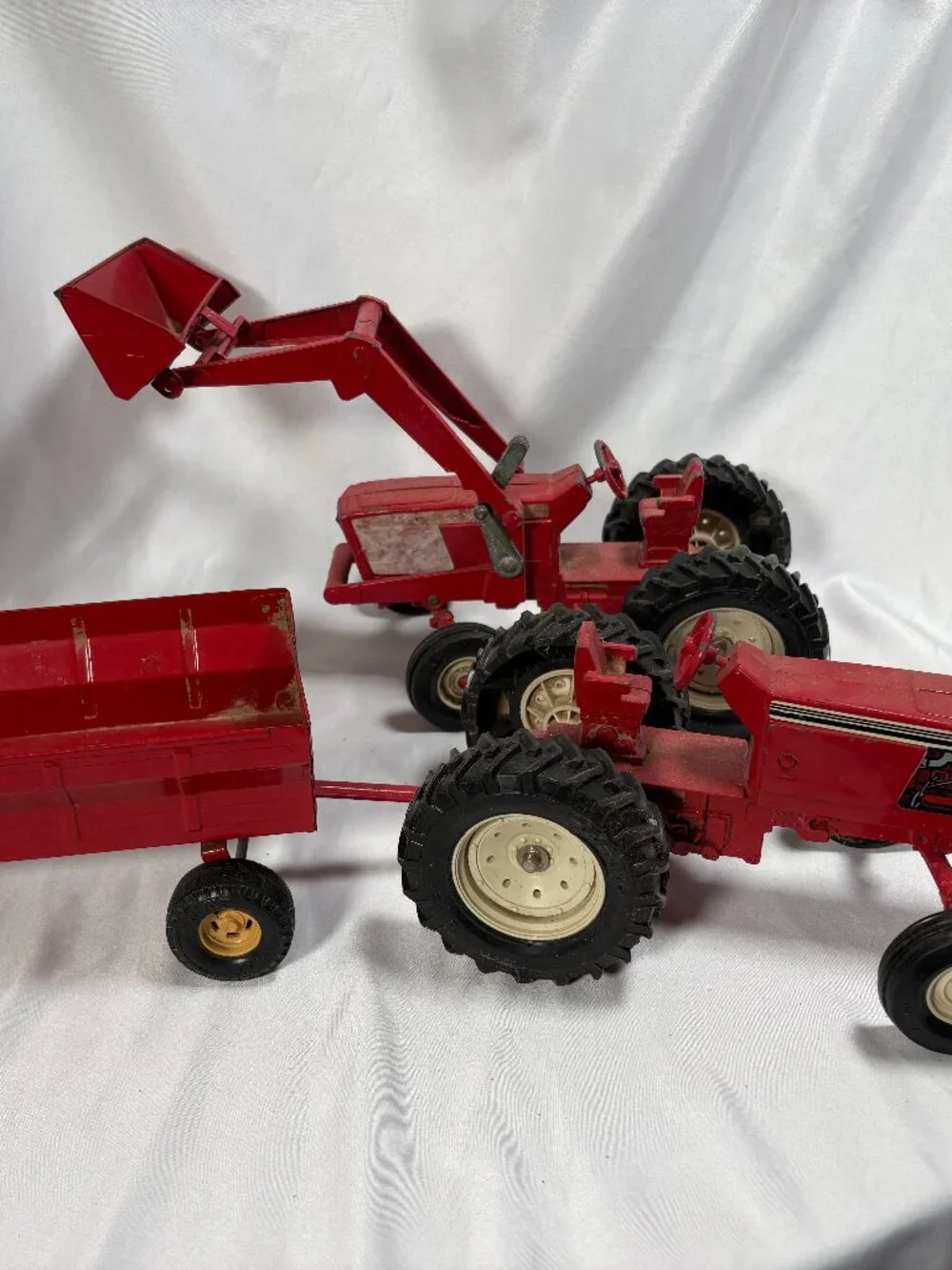 Vintage Ertl International Harvester Tractor Loader & Wagon 1:16